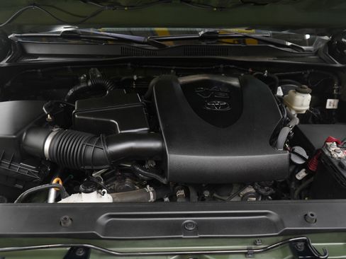 Used 2021 Toyota Tacoma SR5 w/ Trail Edition image 31