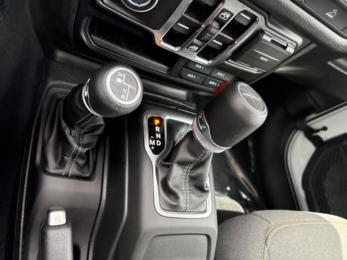 Used 2025 Jeep Gladiator Sport AWD/4WD image 31