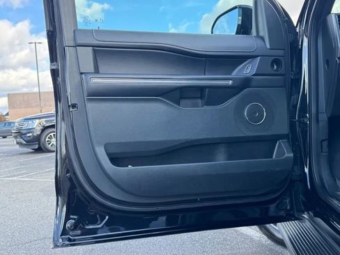 Used 2021 Ford Expedition Max XLT image 7