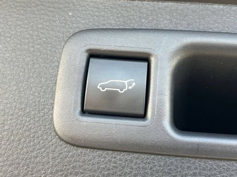 Used 2025 Toyota Highlander LE FWD image 19