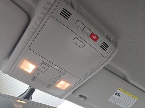 Used 2018 Volkswagen Tiguan SE image 38