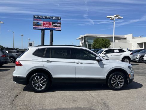 Used 2018 Volkswagen Tiguan SE w/ Panoramic Sunroof Package image 28