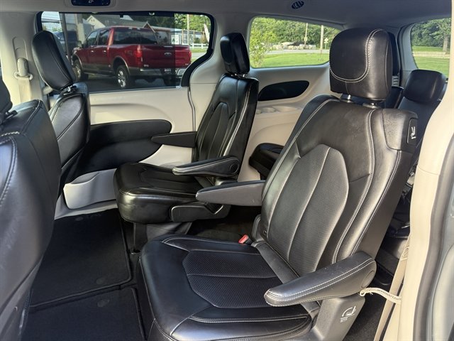 Used 2024 Chrysler Pacifica Touring-L FWD image 21