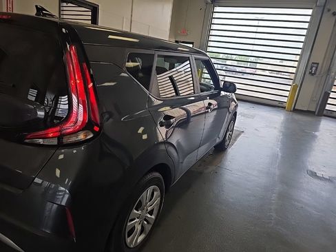 Used 2023 Kia Soul LX FWD image 3