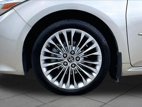 Used 2018 Toyota Avalon Limited FWD image 11