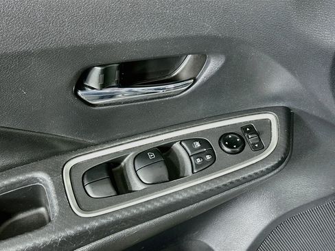 Used 2025 Nissan Versa SR FWD image 15