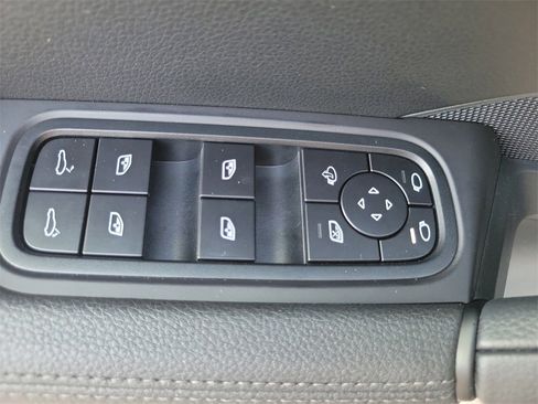 Used 2025 Porsche Cayenne image 26
