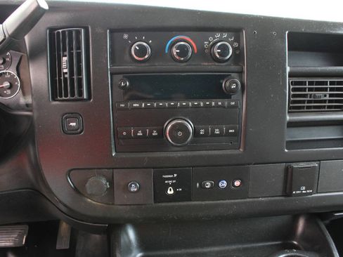 Used 2017 Chevrolet Express 2500 RWD image 18