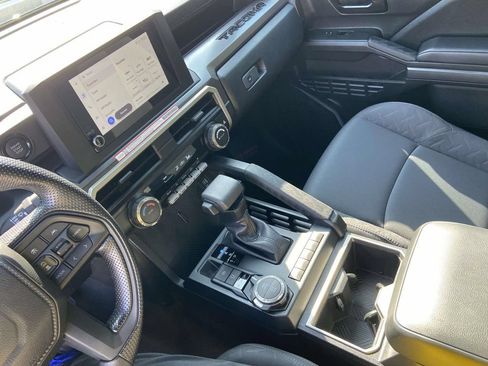 Used 2025 Toyota Tacoma SR5 AWD/4WD image 24