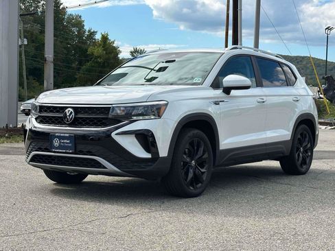 Certified 2022 Volkswagen Taos SE w/ Panoramic Sunroof Package image 1