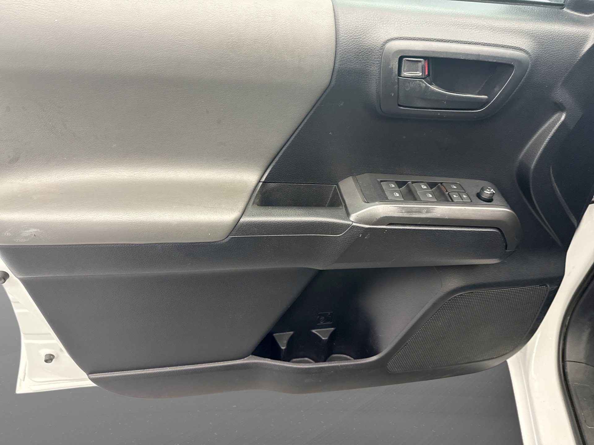 Used 2019 Toyota Tacoma SR5 AWD/4WD image 9