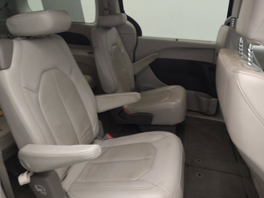 Used 2020 Chrysler Pacifica Touring-L FWD image 19