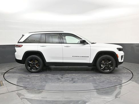 Used 2023 Jeep Grand Cherokee Limited w/ Black Appearance Package AWD/4WD image 9