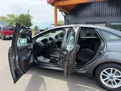 Used 2017 Ford Focus SE FWD image 7