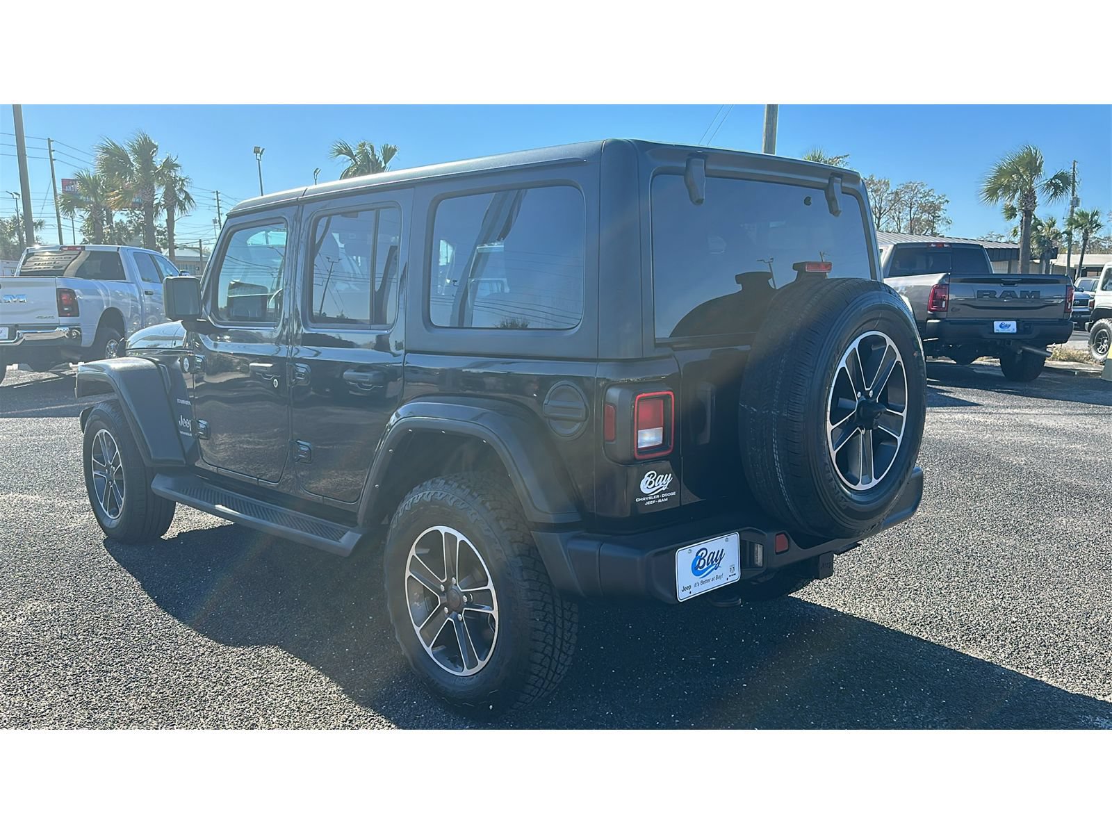 Used 2023 Jeep Wrangler Unlimited Sahara AWD/4WD image 4