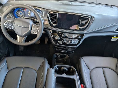 New 2026 Chrysler Pacifica Select image 15