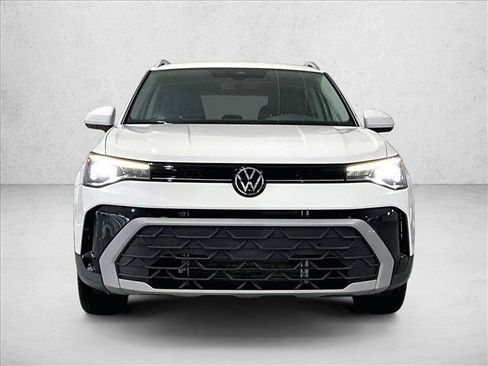 Used 2025 Volkswagen Taos SE FWD image 3