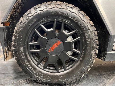 Used 2024 Tesla Cybertruck AWD Crew Cab image 24