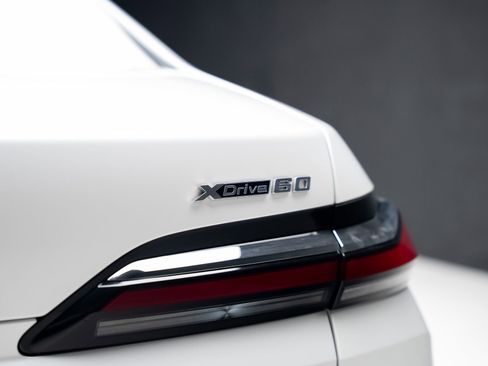 Used 2024 BMW i7 xDrive60 AWD/4WD image 32