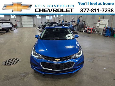 Used 2017 Chevrolet Cruze LT image 2