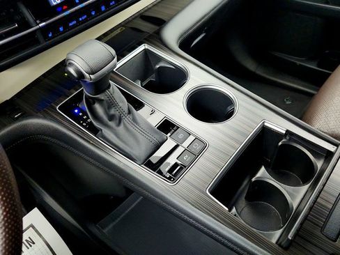 Used 2023 Toyota Sienna Platinum image 17