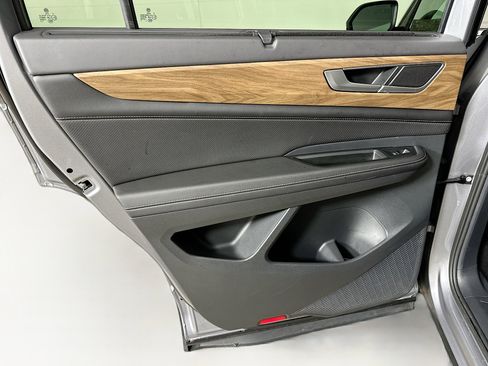 Used 2025 Volkswagen Atlas SE image 25