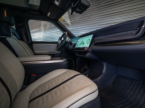 Used 2025 Rivian R1S Premium Dual AWD/4WD image 28