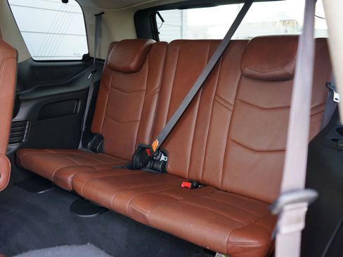 Used 2016 Cadillac Escalade Luxury image 40