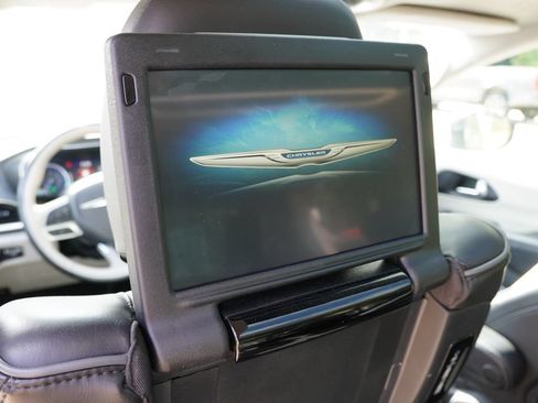 Used 2020 Chrysler Pacifica Limited w/ Tire & Wheel Group FWD image 4