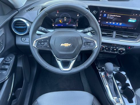 Used 2026 Chevrolet Trax LT w/ Sunroof Package FWD image 17