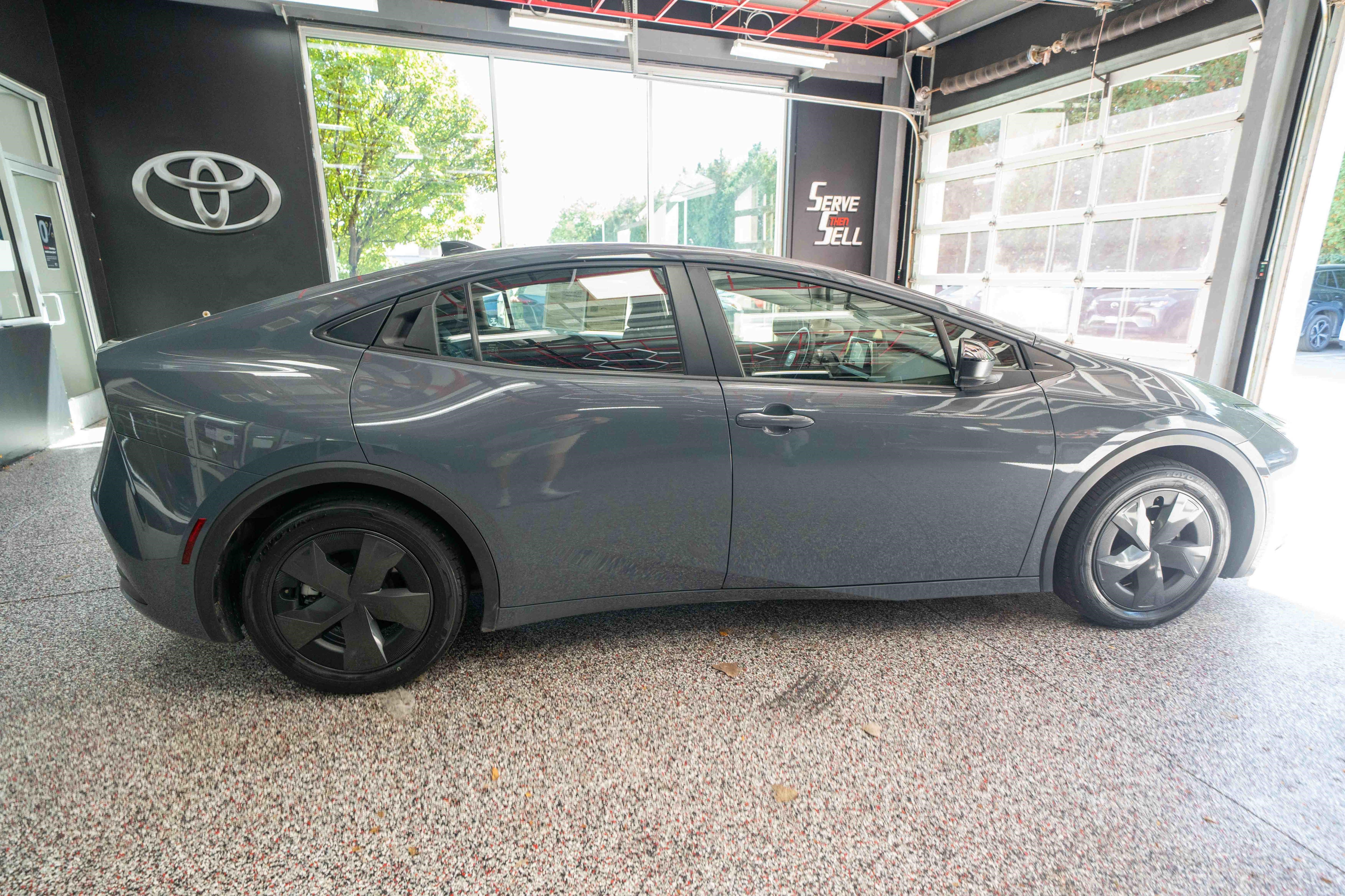 Used 2025 Toyota Prius LE FWD image 4