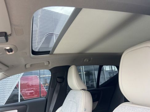 Used 2020 Volvo XC40 T4 Momentum image 7