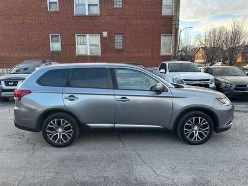 Used 2017 Mitsubishi Outlander SE image 4