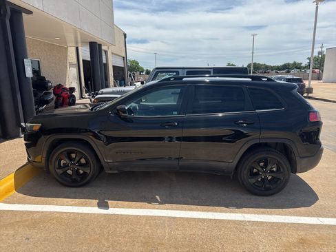 Used 2021 Jeep Cherokee Latitude Plus FWD image 4