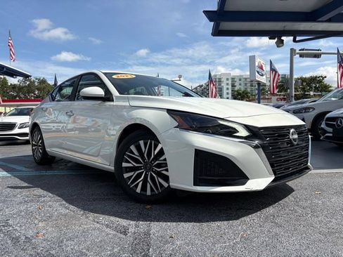 Used 2023 Nissan Altima 2.5 SV FWD image 1