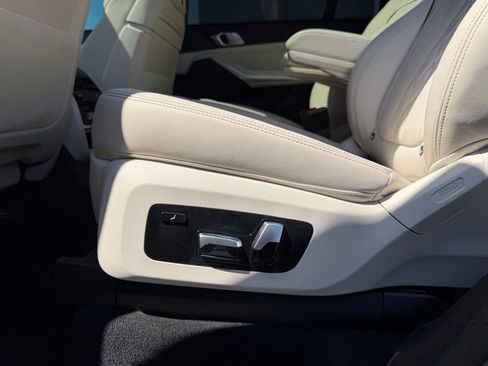 Used 2022 BMW X7 xDrive40i AWD/4WD image 27