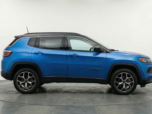 Used 2025 Jeep Compass Limited image 11
