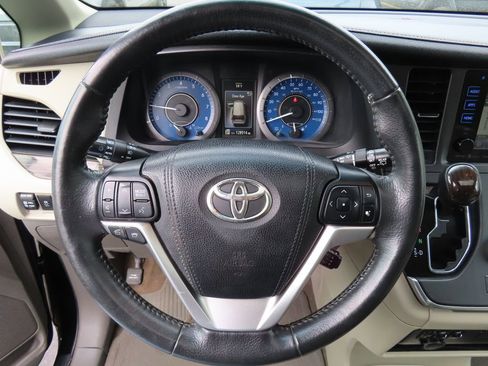 Used 2016 Toyota Sienna XLE w/ XLE Navigation Package FWD image 19