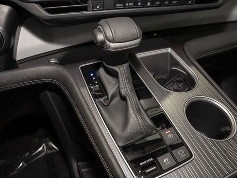 Used 2025 Toyota Sienna XLE image 19