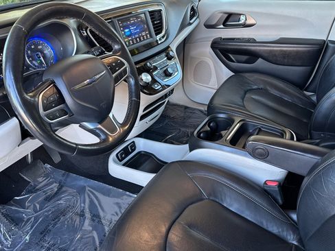 Used 2020 Chrysler Pacifica Touring-L w/ Tire & Wheel Group image 9
