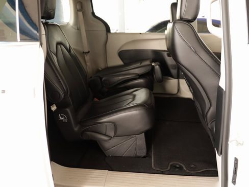 Used 2024 Chrysler Pacifica Touring-L image 28