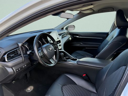 Used 2023 Toyota Camry SE FWD image 3
