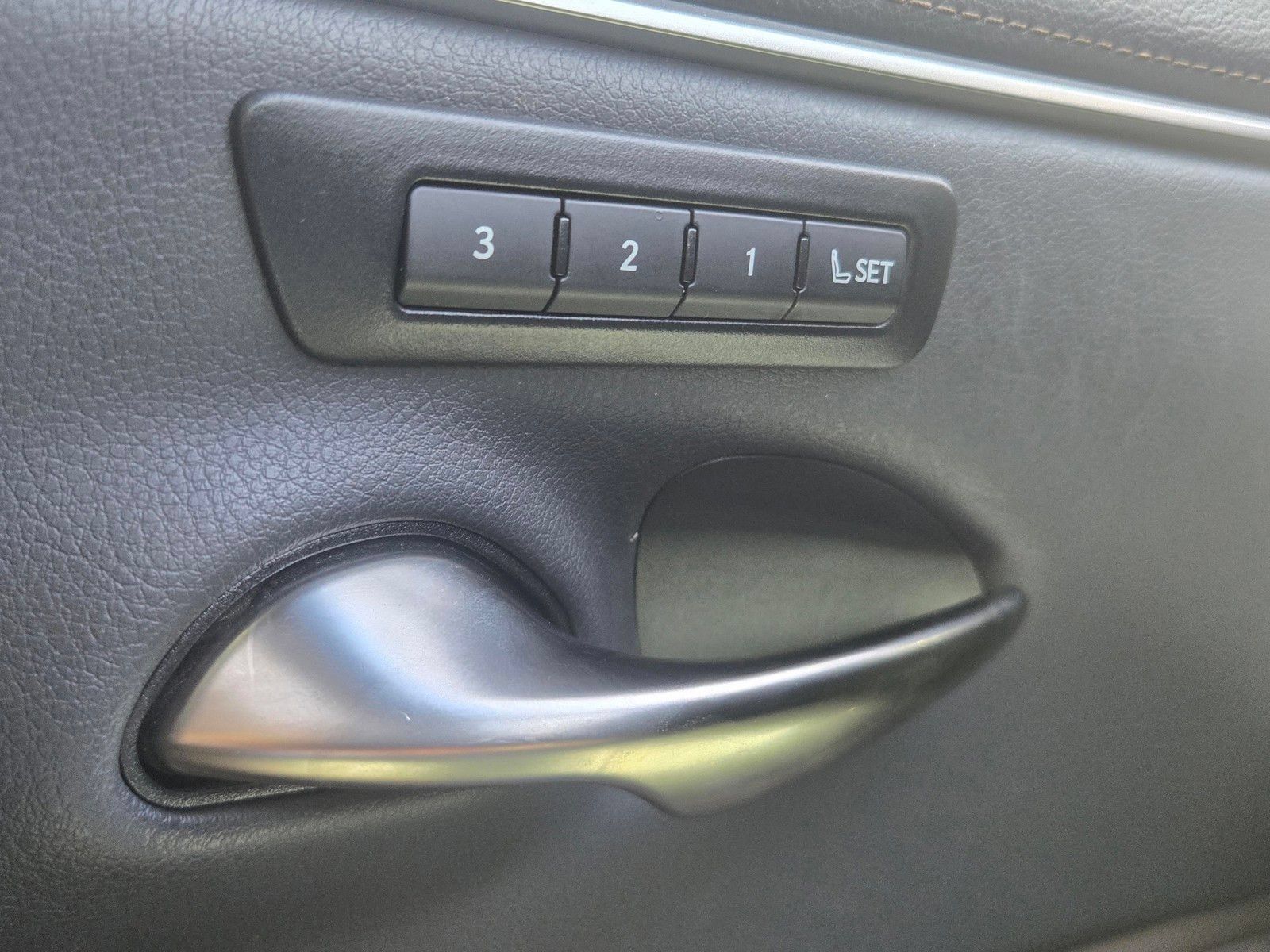 Used 2025 Lexus ES 300h w/ Premium Package FWD image 18
