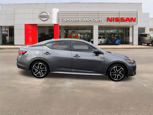 Used 2025 Nissan Sentra SR w/ SR Premium Package image 2