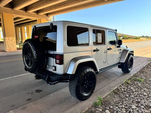 Used 2012 Jeep Wrangler Unlimited Rubicon AWD/4WD image 3