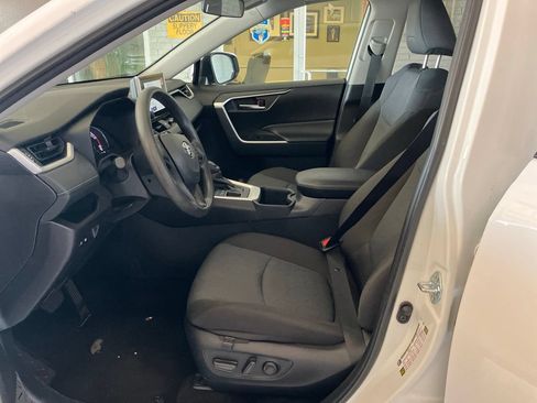 Used 2025 Toyota RAV4 XLE AWD/4WD image 7