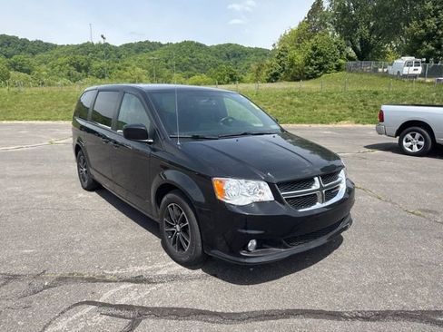 Used 2018 Dodge Grand Caravan SE FWD image 2