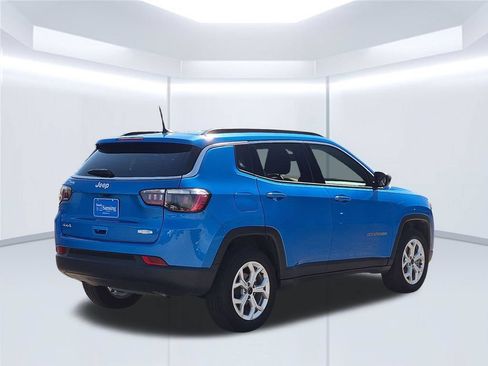 Used 2025 Jeep Compass Latitude AWD/4WD image 6