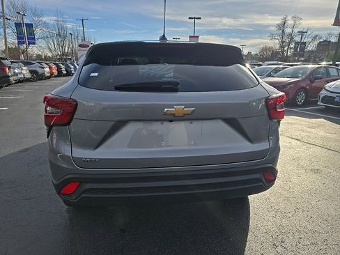 Used 2024 Chevrolet Trax LS image 7