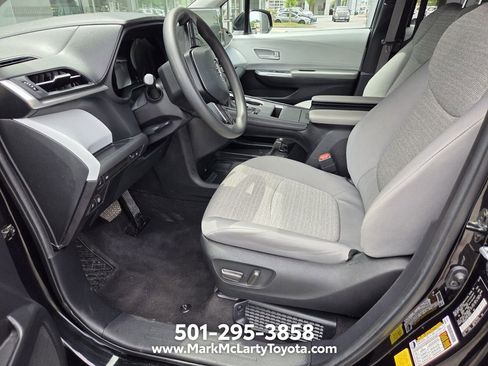 Used 2025 Toyota Sienna LE FWD image 8